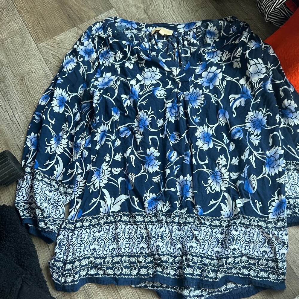 Lucy & Laurel small floral‎ blue blouse